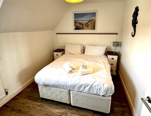 2 bedrooms, iron/ironing board, travel cot, free WiFi - Tracey Island -  a cottage that sleeps 4 guests  in 2 bedrooms (Filey)