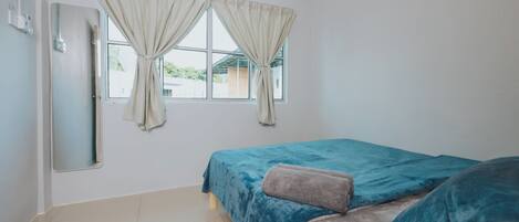 3 habitaciones, tabla de planchar con plancha, wifi y ropa de cama