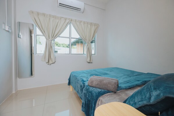 3 bedrooms, iron/ironing board, WiFi, bed sheets