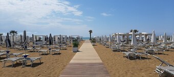 Lovely apartment in villa for 6 guests with A/C, WIFI, pool, TV, terrace and pets allowed