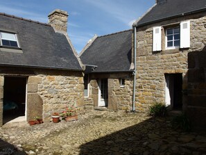 Exterior - Gite in 17th century barge house, sea 800 m away, pets welcome (Porspoder)