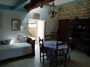 2 bedrooms, iron/ironing board, WiFi, bed sheets - Gite in 17th century barge house, sea 800 m away, pets welcome (Porspoder)