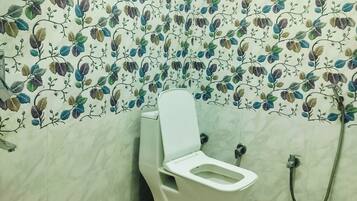 Deluxe-dobbeltværelse | Badeværelse | Bruser, hjemmesko, håndklæder