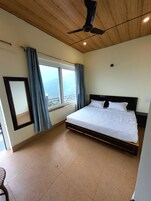 Escritorio, espacio para trabajar con laptop y wifi gratis 