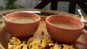 Two pink ceramic cups on a tray with popcorn. - Harika Palace hidden awayfrom city chaos (Nainital)