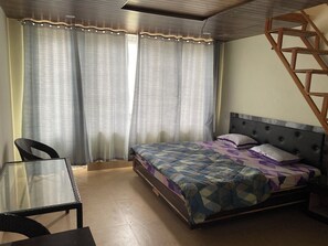 Habitación doble económica, balcón, vista a la montaña | Área de sala de estar