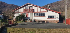 Exterior - Inland Basque Country, house at the foot of the mountains and 30 minutes from the sea (Bidarray)