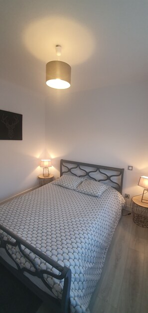 4 habitaciones, tabla de planchar con plancha y cuna de viaje 