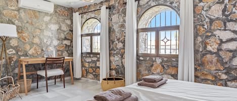 5 bedrooms, iron/ironing board, free WiFi, bed sheets