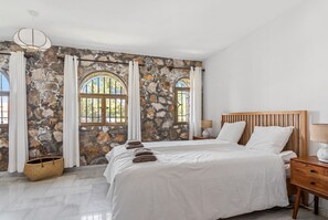 5 habitaciones, tabla de planchar con plancha y wifi gratis 