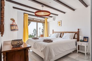 5 bedrooms, iron/ironing board, free WiFi, bed sheets - Exclusive Villa, Wonderful Garden, Private Heated Pool (La Herradura)