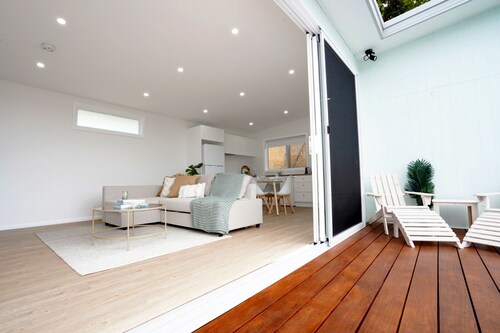 5 mins walk to Beach - Modern Beachy Escape. Netflix, Full Kitchen, Comfy Beds!