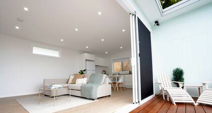 5 mins walk to Beach - Modern Beachy Escape. Netflix, Full Kitchen, Comfy Beds!