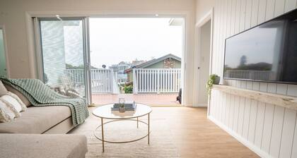 5 mins walk to Beach - Modern Beachy Escape. Netflix, Full Kitchen, Comfy Beds!