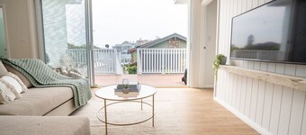 5 mins walk to Beach - Modern Beachy Escape. Netflix, Full Kitchen, Comfy Beds!