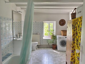 ヘアドライヤー、タオル、石鹸、トイレットペーパー