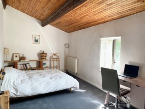 2 habitaciones, tabla de planchar con plancha, wifi y ropa de cama 