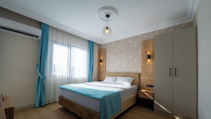 Un dormitorio moderno con una cama de madera, una mesita de noche, un armario y un aplique de techo.