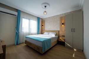 Un dormitorio moderno con una cama de madera, una mesita de noche, un armario y un aplique de techo.