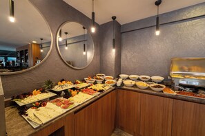 Free daily buffet breakfast - Coastline Orange Hotel (Konyaalti)