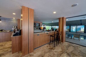 Quầy bar sát hồ bơi