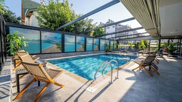 Innendørsbasseng,utendørsbasseng, bassengparasoller og solsenger