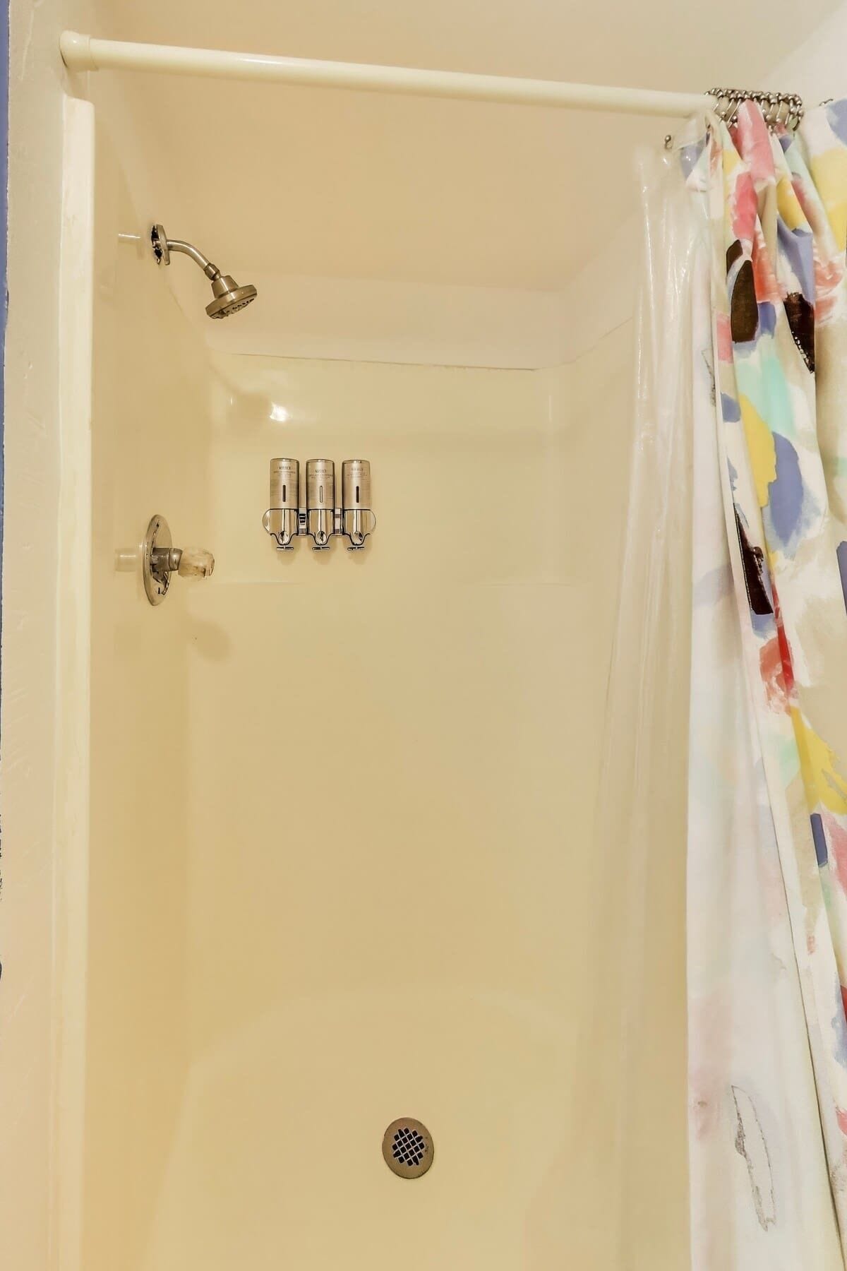 Douche, séchoir à cheveux, serviettes fournies, shampooing