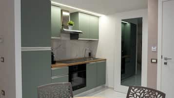 Family Apartment | Private kitchen | Full-size fridge, oven, stovetop, cookware/dishes/utensils