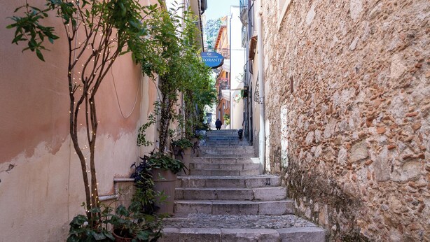 A narrow stone staircase leading to a building with a sign reading "Casa Nicolini Ristorante". - TH Luxury Apartment Taormina (Taormina)