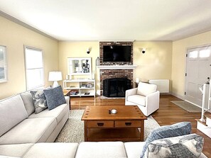 Smart TV, books - Falmouth Retreat Near Beaches, Golf Courses,  Restaurants, Shopping and all the Cape Offers (Falmouth)