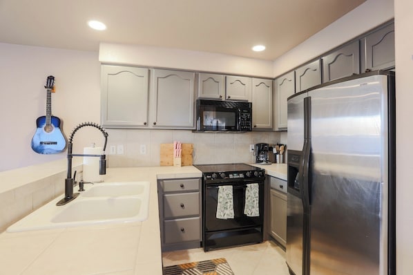 Refrigerador, microondas, horno, placa de cocina