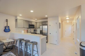 Een koelkast, een microgolfoven, een oven, een kookplaat