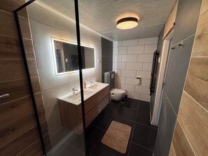 Een douche, een haardroger, handdoeken, zeep