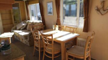Deluxe Chalet, 3 Bedrooms, Kitchen | In-room dining