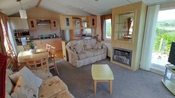 Deluxe Chalet, 3 Bedrooms, Kitchen | Living area