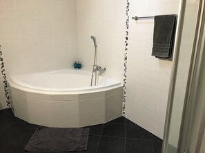 ヘアドライヤー、タオル、石鹸、トイレットペーパー