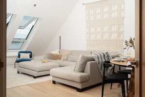 TV, stereo - Cornwall Beachfront Stay | Walk to Pubs & Pasties (Cawsand)