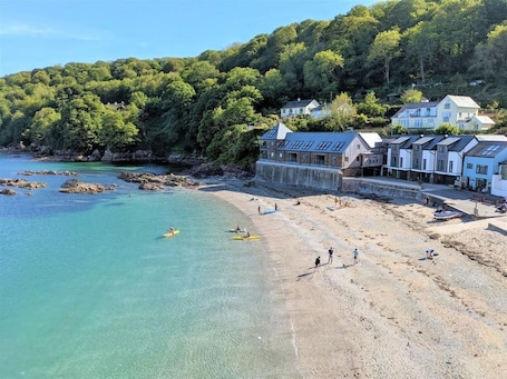 Beach. Cornwall Beachfront Stay | Walk to Pubs & Pasties