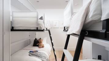 3 bedrooms, desk, iron/ironing board, WiFi