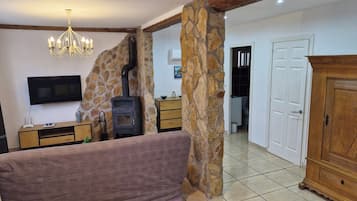 Smart TV, caminetto, impianto stereo