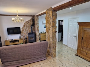 Smart TV, fireplace, stereo