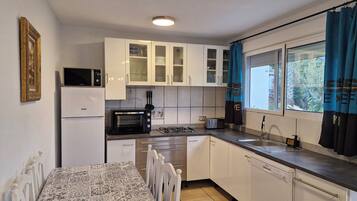 Een koelkast, een magnetron, een oven, een kookplaat