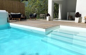 Una piscina al aire libre, una piscina climatizada