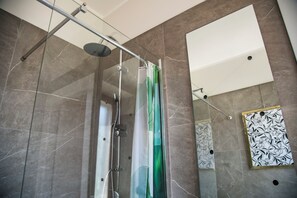 Quarto superior | Banheiro | Chuveiro, secador de cabelo, toalhas de banho, sabonete