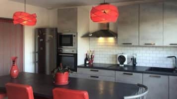 Een magnetron, een oven, een kookplaat, een vaatwasser