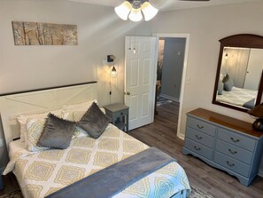 1 soverom, skrivebord, strykejern/-brett og reiseseng for barn