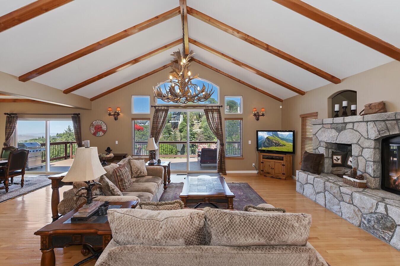 Smart TV, fireplace, stereo