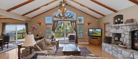 TV connectée, cheminée, chaßne hi-fi