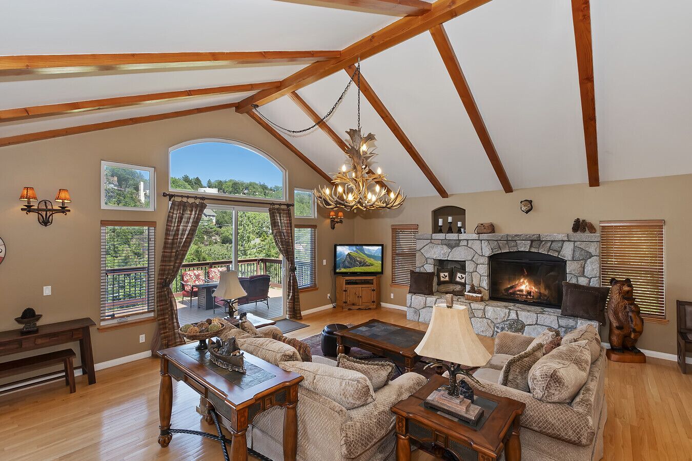 Smart TV, fireplace, stereo