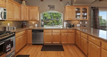 Spacious Retreat, AC, Pool Table, Arcade Room